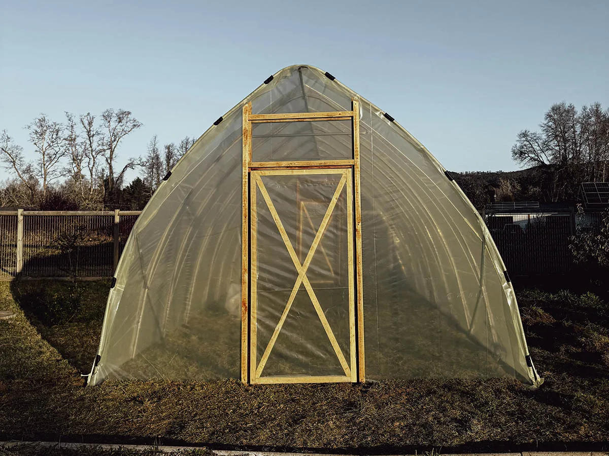 Invernadero Huerto Rentable instalado con puerta de madera, listo para producir