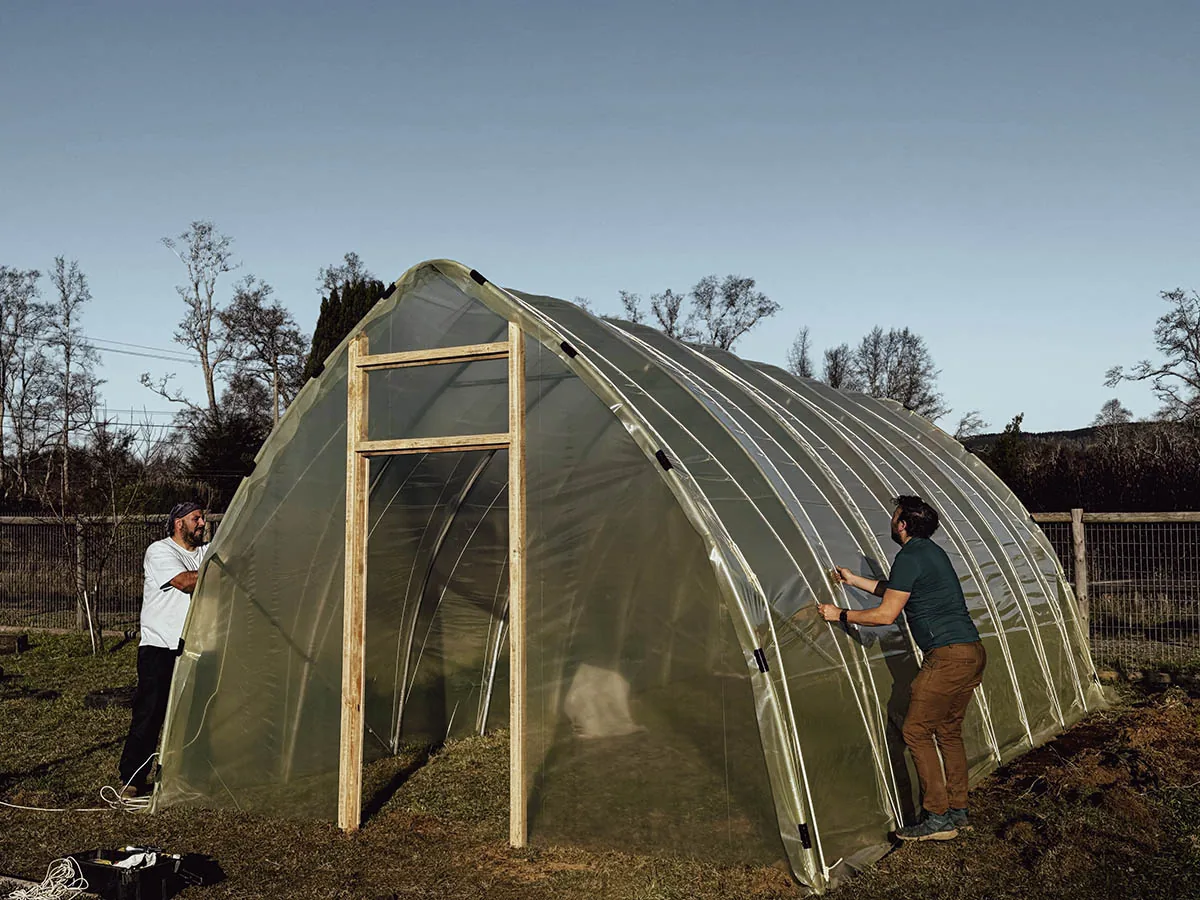 Equipo SPICe instalando la cubierta del invernadero en terreno