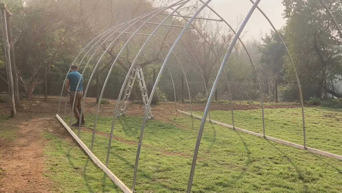 Estructura de arcos del invernadero durante el armado en terreno