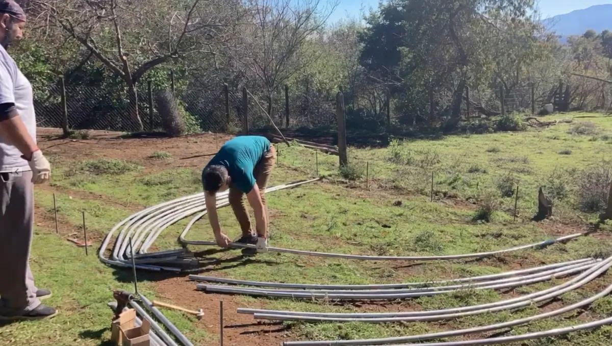 Preparación y montaje de la estructura del invernadero