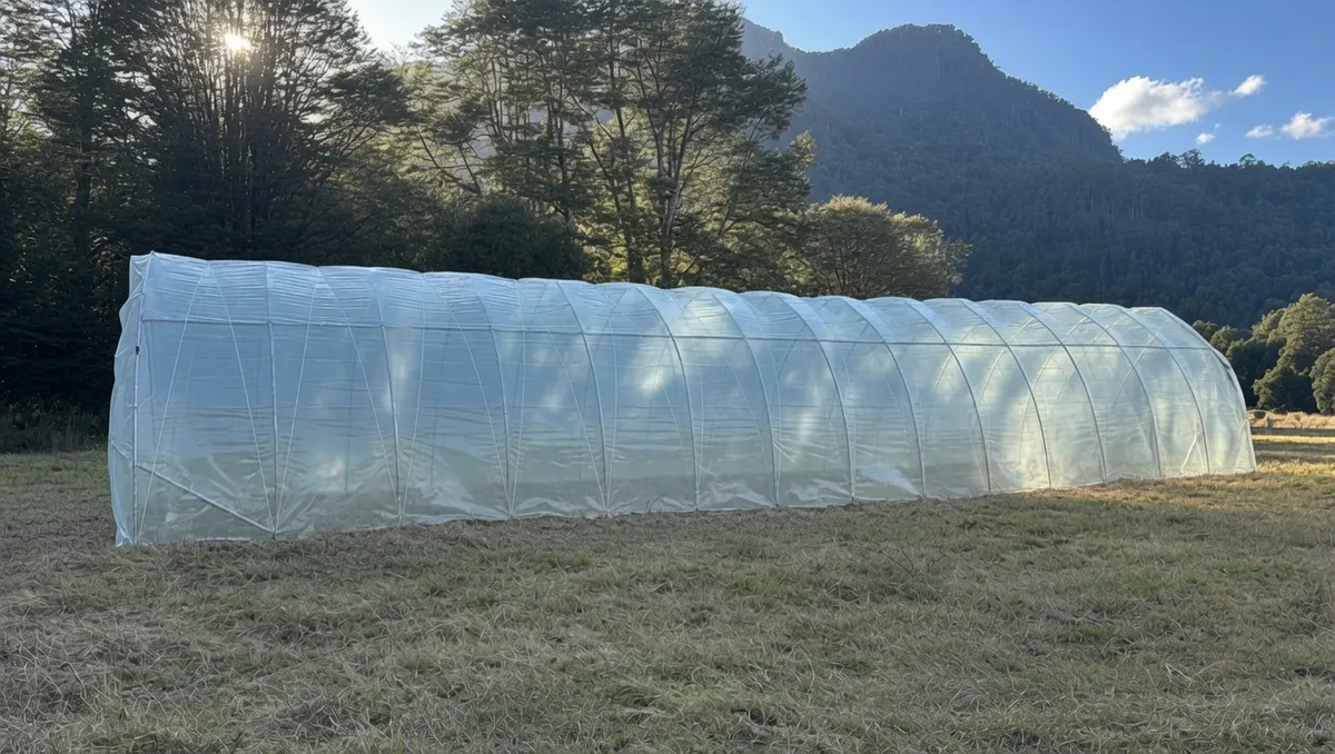 Vista de la instalación del invernadero en Peulla